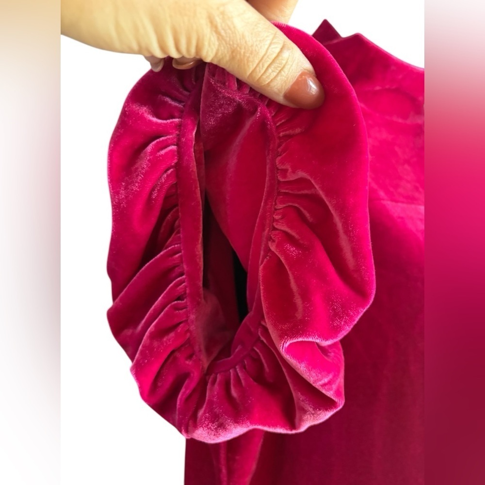 Free People Hot Pink Velvet
Puff Sleeve Mock Neck Tee Women's
Small preloved - Picture 8 of 11